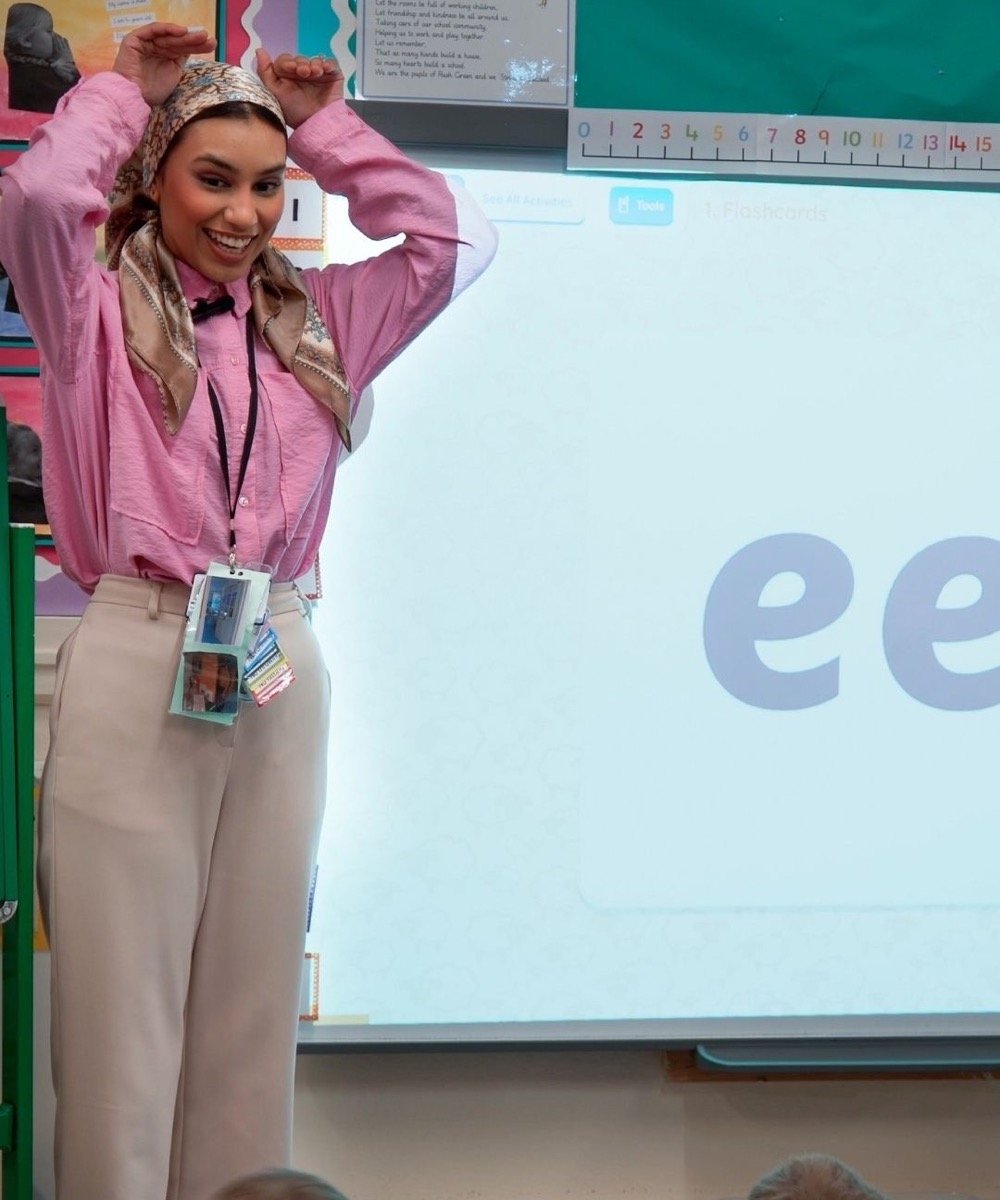 jolly-classroom-teacher-interactive-lesson-5x6-1000x1200